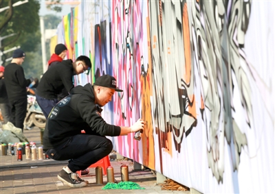江南城區臨沅路上，涂鴉愛好者正在進行街頭涂鴉藝術創作
